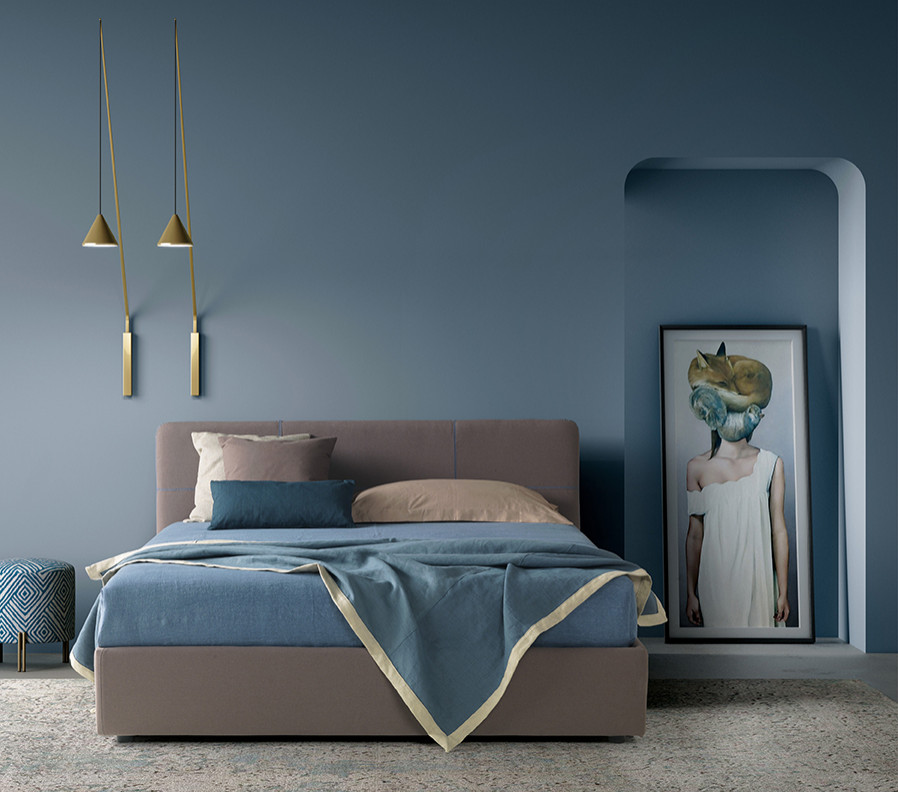Immagine di una grande camera da letto stile loft contemporanea con pareti blu, pavimento in cemento, pavimento grigio, pannellatura e abbinamento di mobili antichi e moderni