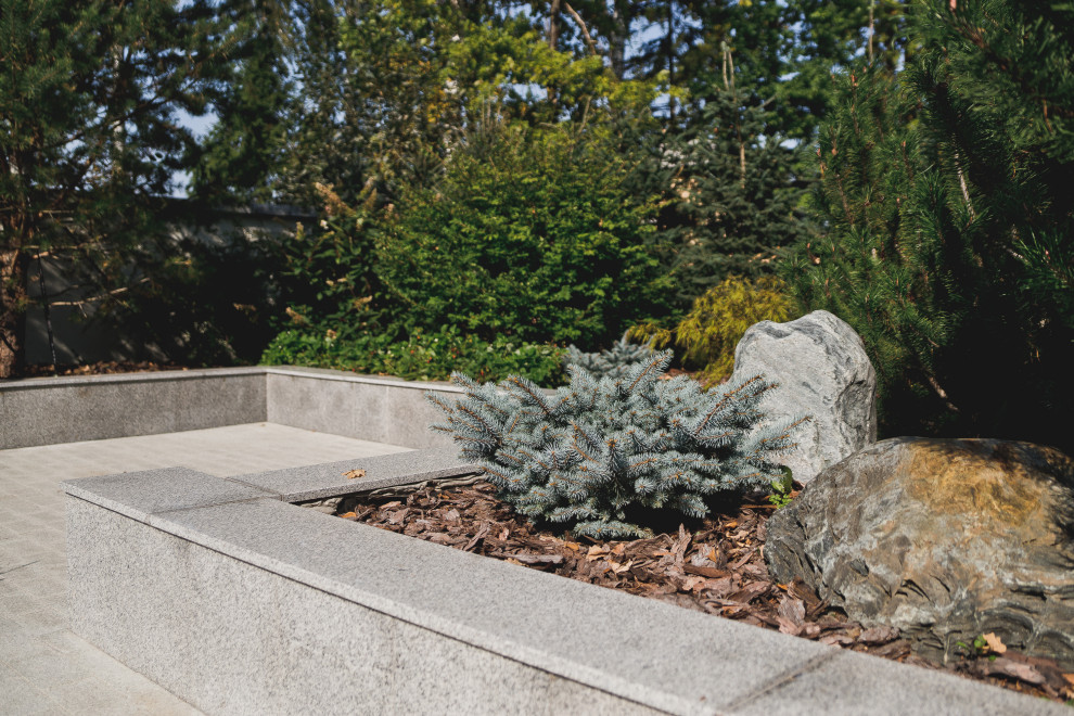 Маленький сад перед таунхаусом