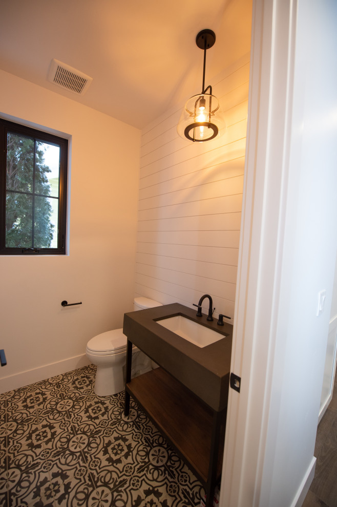 Modelo de cuarto de baño único y de pie de estilo de casa de campo pequeño con puertas de armario marrones, suelo multicolor y machihembrado