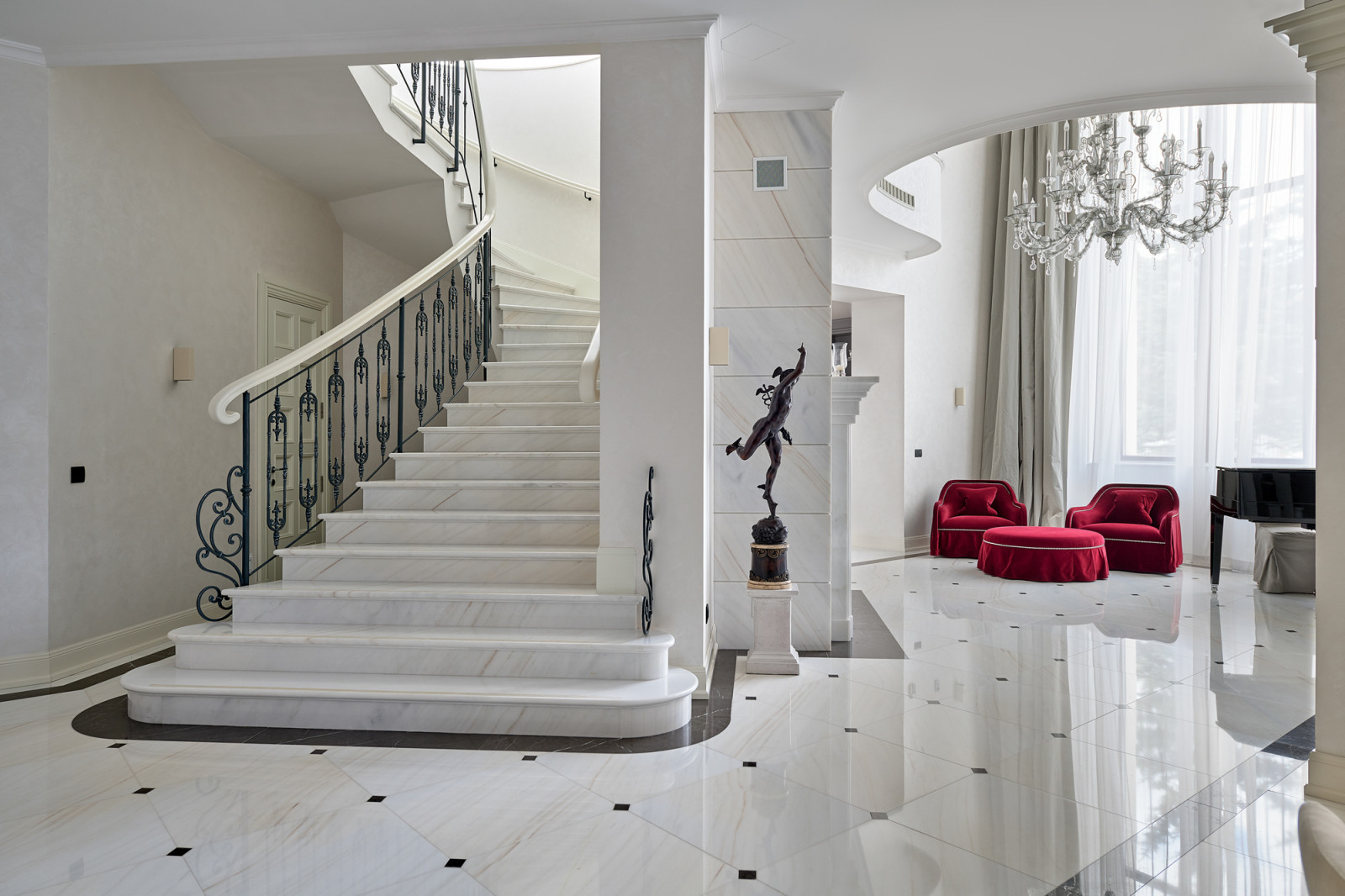 Большой загородный дом