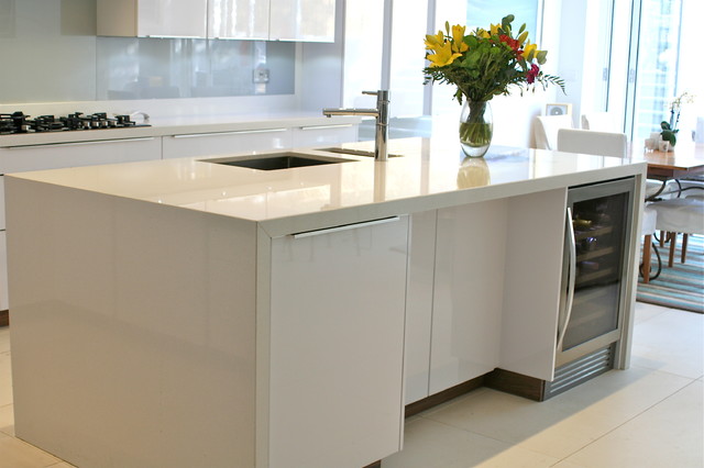 High Gloss Handle less Kitchen contemporaneo-cocina