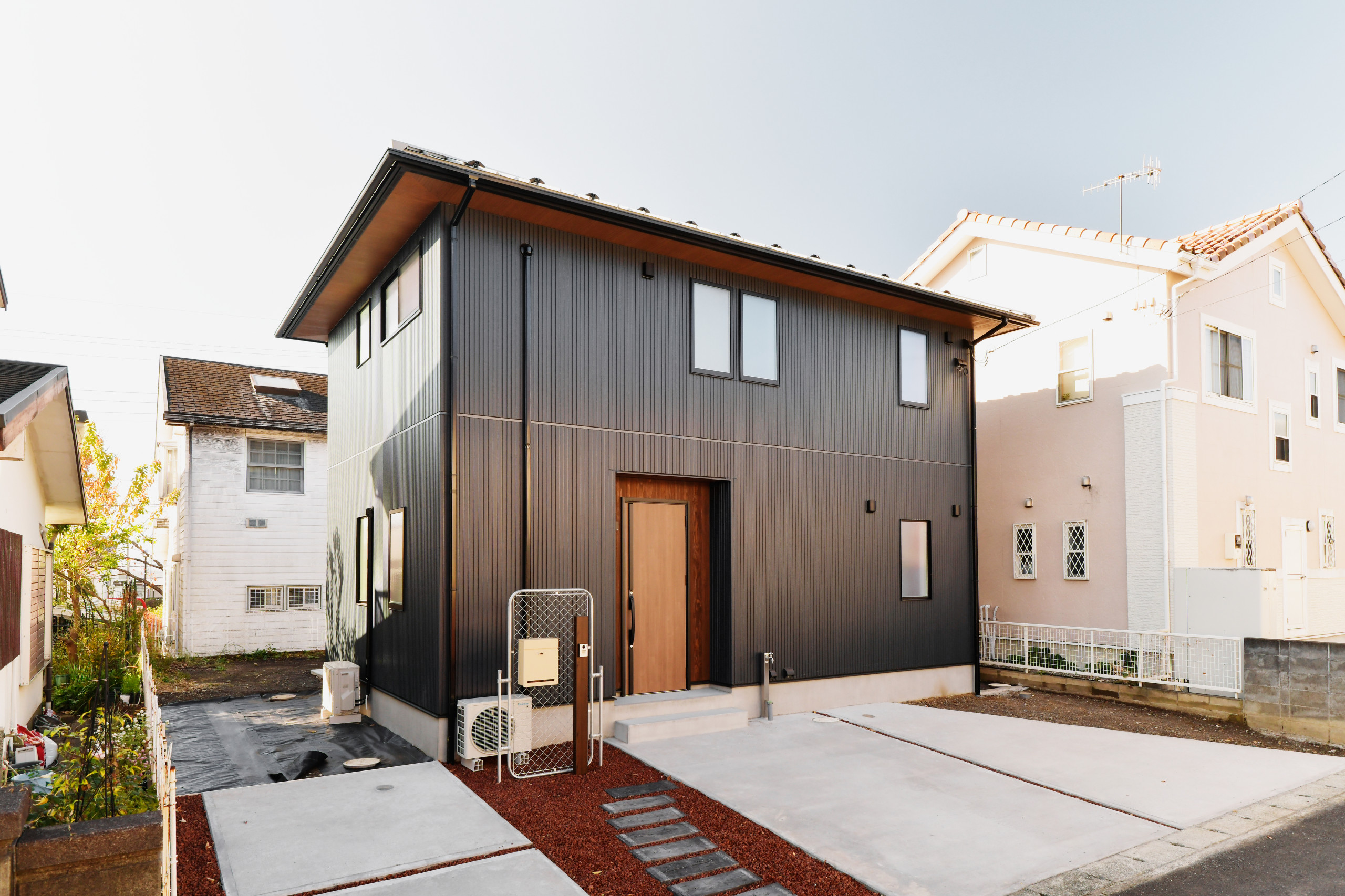 土間×無垢床の切り替えしが、住まい手の哲学を感じる家
