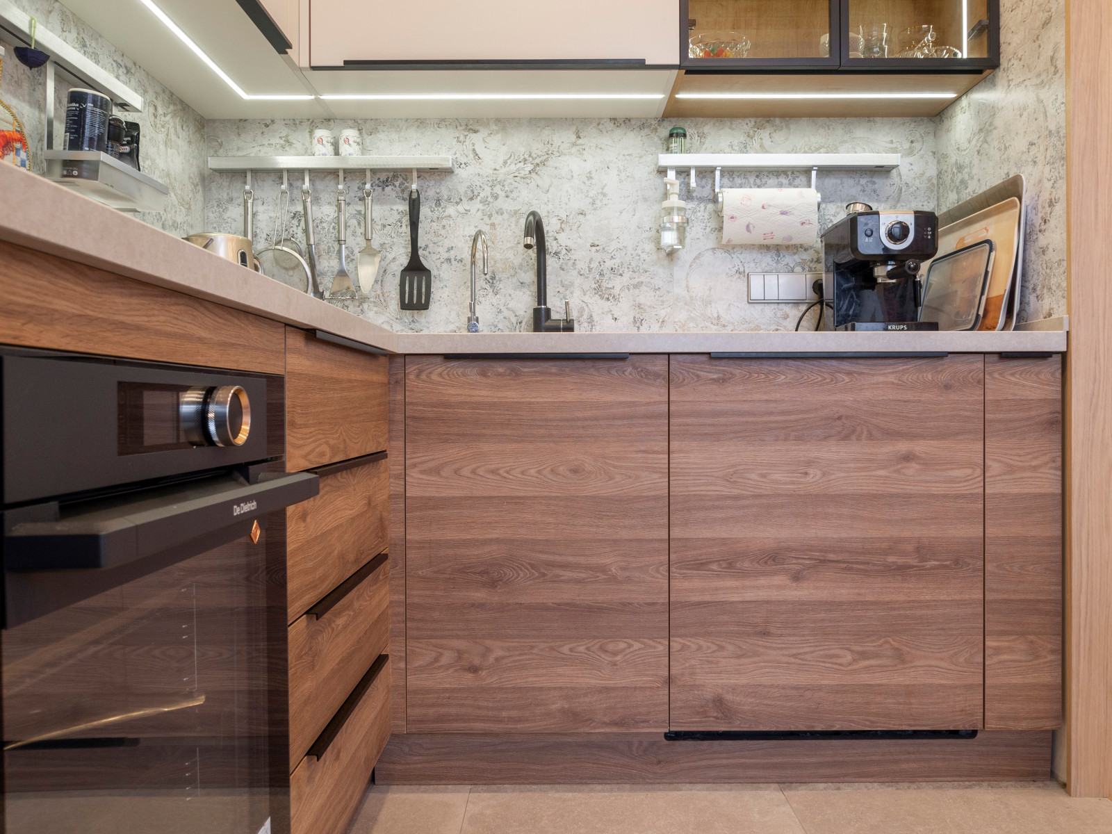 Кухня в минималистичном стиле и оформление ТВ-зоны