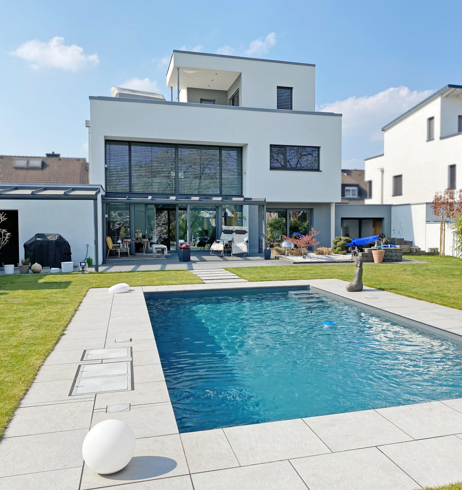 Moderner Pool in rechteckiger Form in Köln