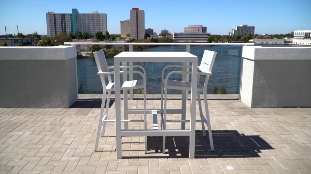 Contemporary patio in Miami.