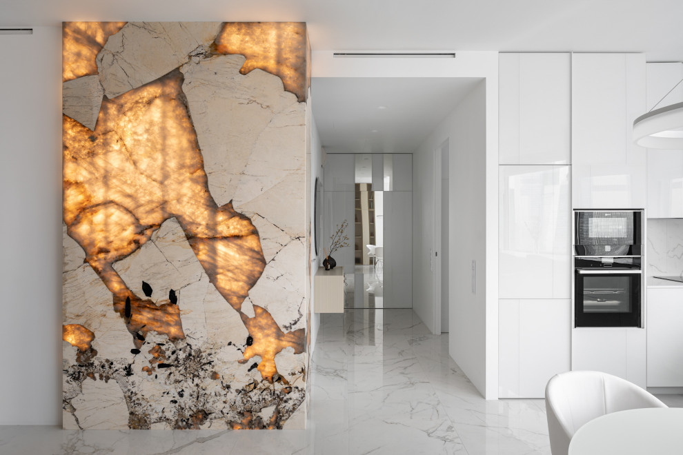 Idee per un soggiorno design di medie dimensioni con pareti beige, pavimento in gres porcellanato, pavimento grigio e pannellatura