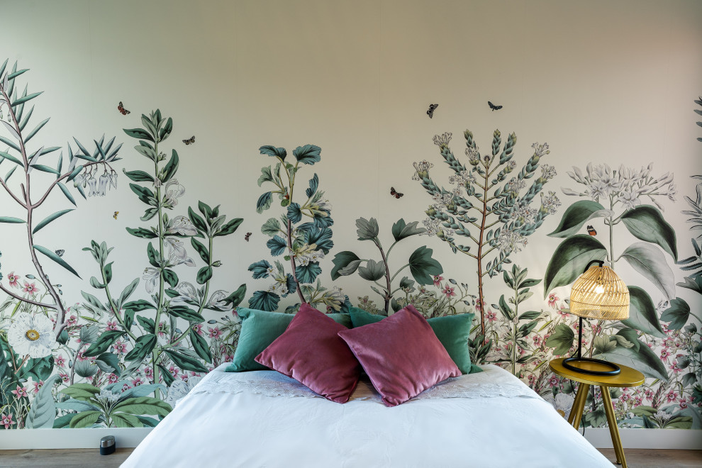 Свежая идея для дизайна: гостевая спальня среднего размера, (комната для гостей) в стиле фьюжн с бежевыми стенами, полом из ламината и обоями на стенах - отличное фото интерьера
