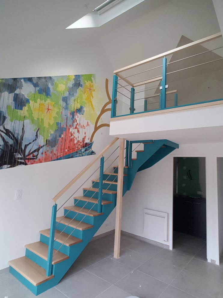 Idées déco pour escalier in L With des marches en bois and un garde-corps en câble.