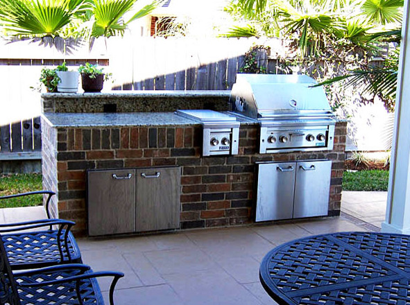 Photo of a mid-sized traditional backyard patio in Dallas with an outdoor kitchen and no cover.