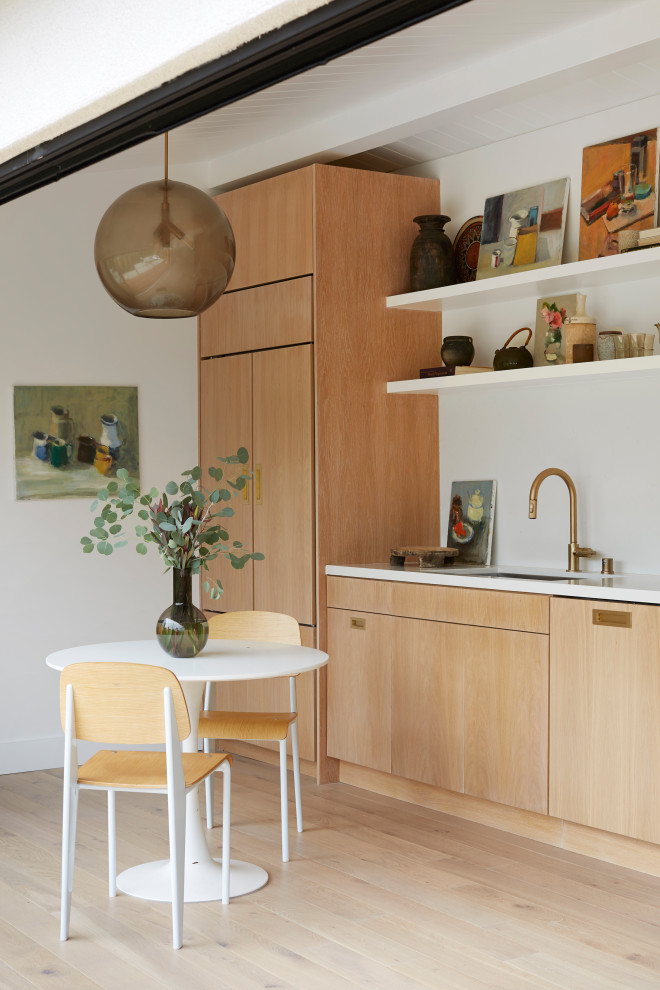 This is an example of a retro kitchen in Los Angeles.