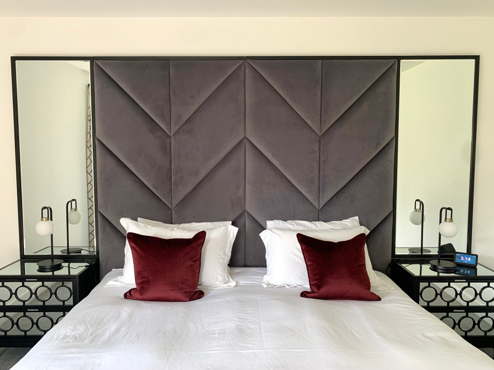 Свежая идея для дизайна: большая хозяйская спальня в современном стиле с белыми стенами, ковровым покрытием и серым полом - отличное фото интерьера