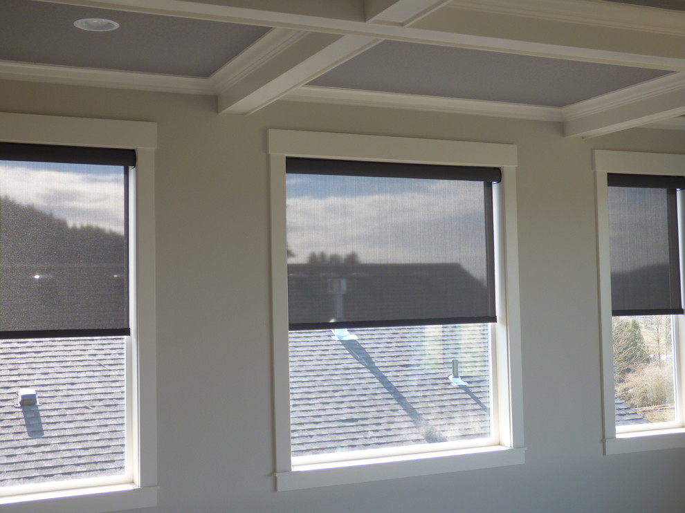 Example of a transitional home design design in Portland