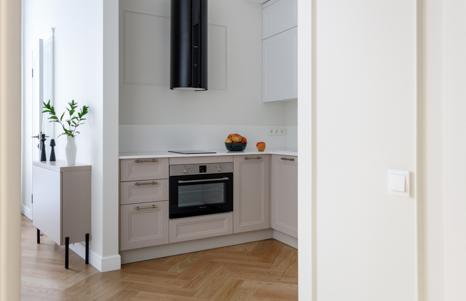 Уютная угловая кухня для небольших апартаментов