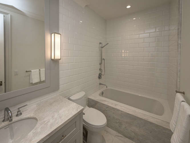 Transitional bathroom photo in Toronto