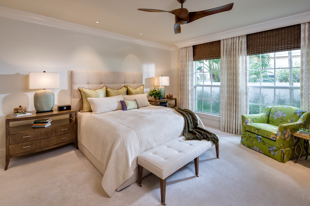 Immagine di una camera da letto tradizionale con pareti beige e moquette