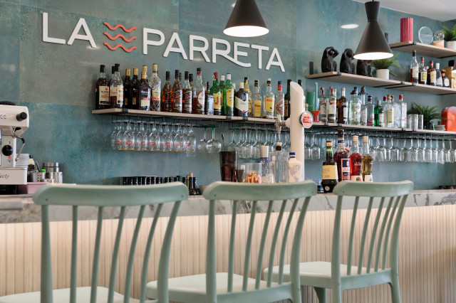 LA PARRETA coastal-home-bar