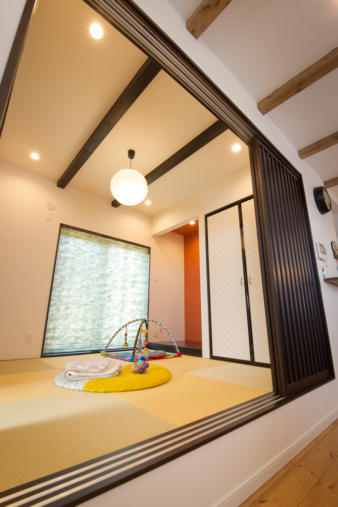 Foto di un soggiorno etnico di medie dimensioni con pareti beige e pavimento in tatami