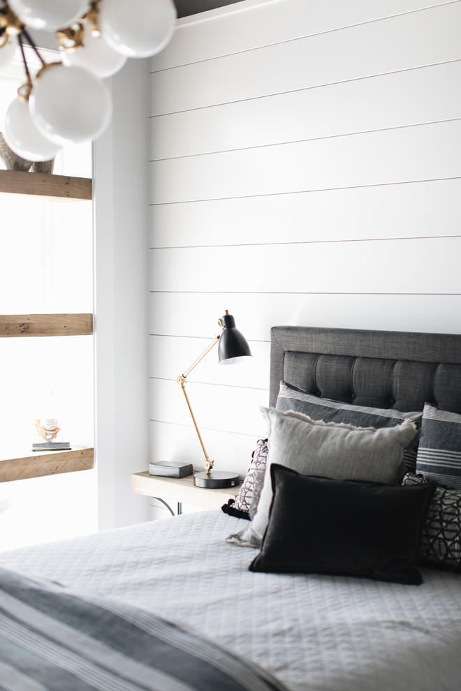 Bedroom - transitional bedroom idea in Chicago