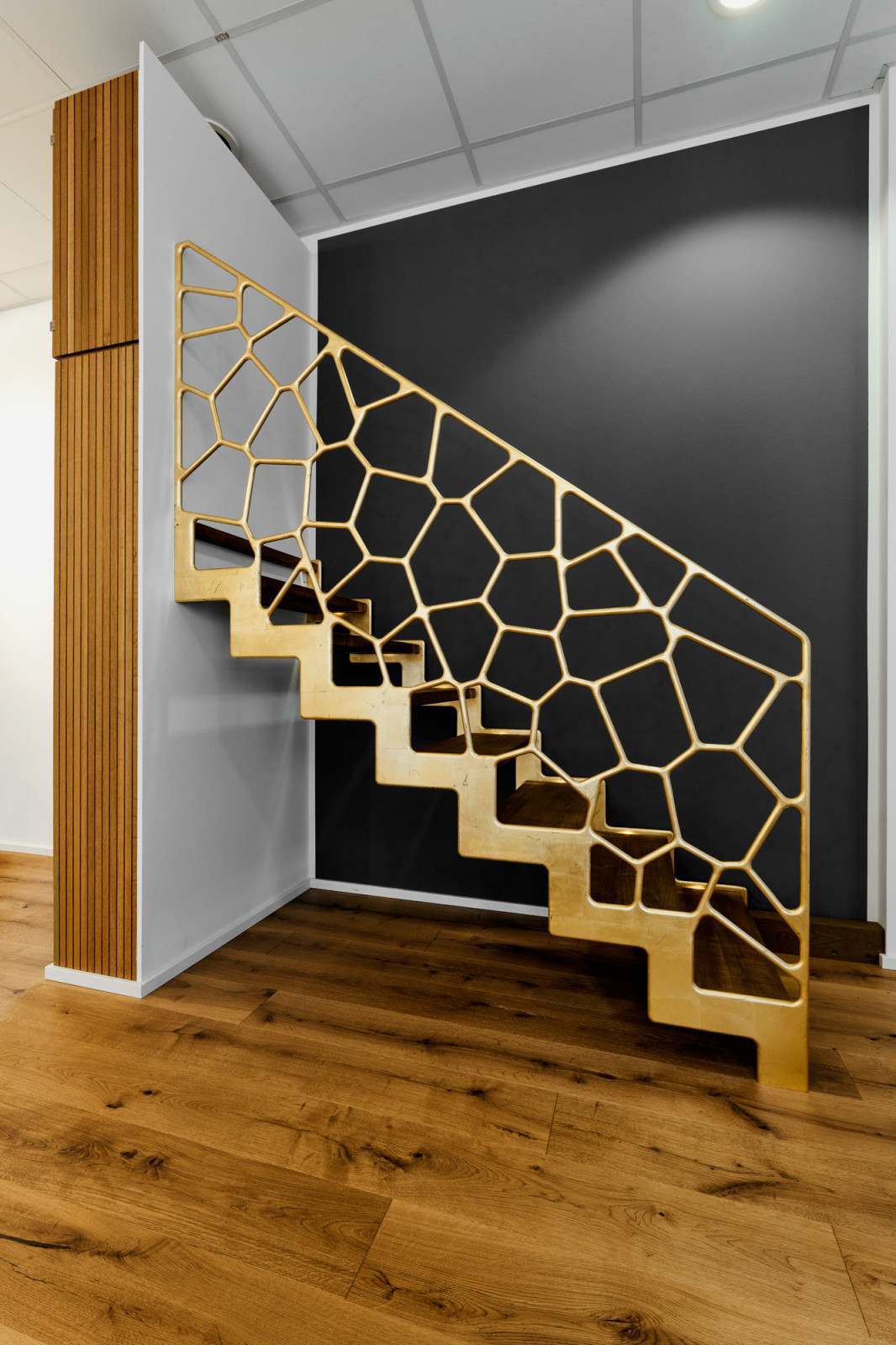 Ограждение лестницы с золотым покрытием