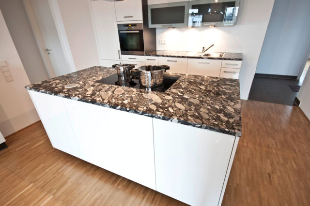 Arbeitsplatte aus dem Naturstein Nero Marinace - Modern - Küche
