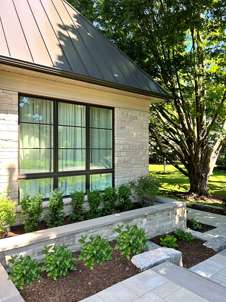 Example of a transitional home design design in Toronto