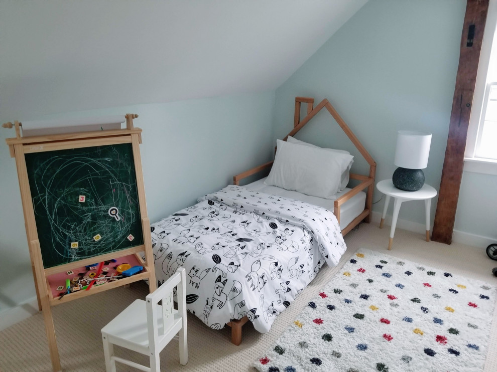 Foto di una cameretta per bambini da 1 a 3 anni country di medie dimensioni con pareti blu, moquette, pavimento bianco e travi a vista
