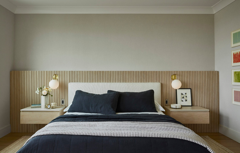 Пример оригинального дизайна: хозяйская спальня среднего размера в современном стиле с серыми стенами и паркетным полом среднего тона без камина