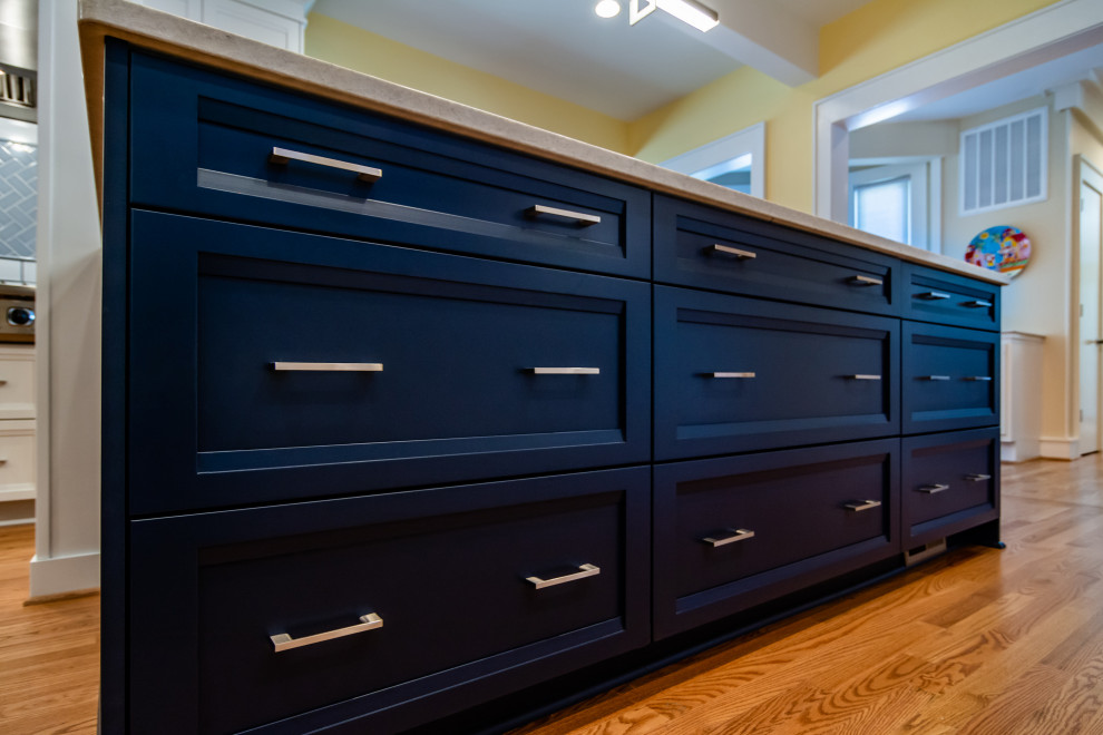 Kitchen - transitional kitchen idea