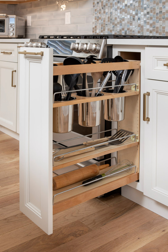 Foto di una cucina chic di medie dimensioni con ante in stile shaker e ante bianche