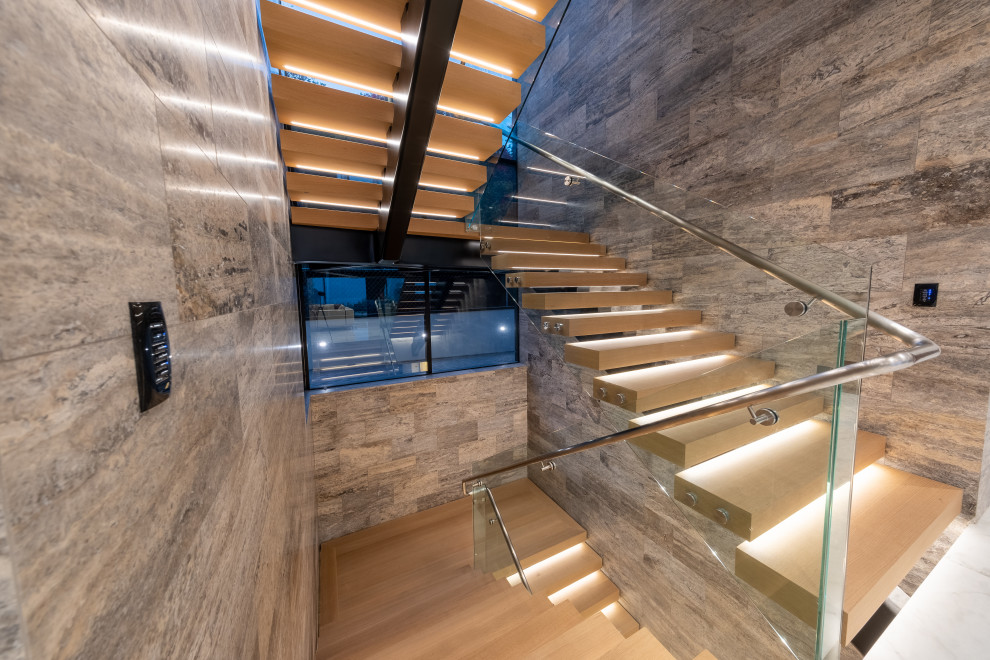 Mittelgroßes Modernes Treppengeländer Glas in U-Form mit gebeizten Holz-Treppenstufen und Holz-Setzstufen in Los Angeles