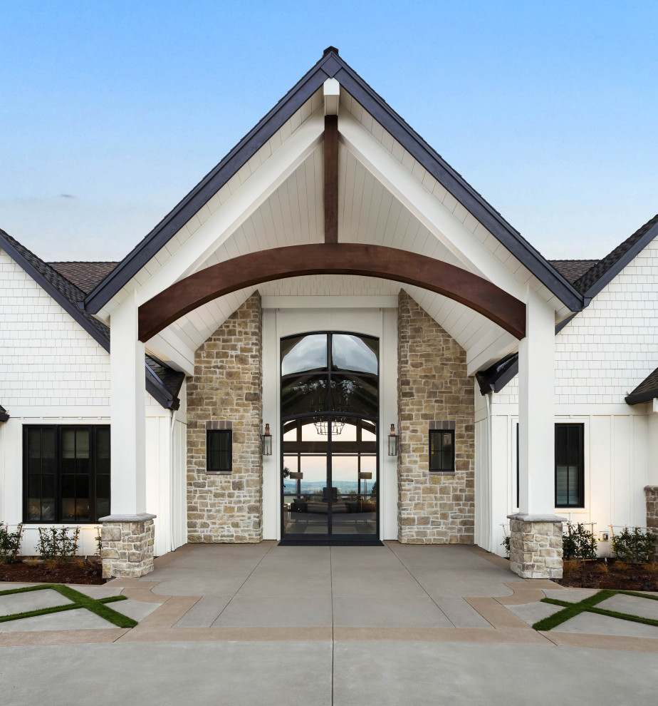 Geräumiges, Zweistöckiges Einfamilienhaus mit unterschiedlichen Fassadenmaterialien, weißer Fassadenfarbe, Satteldach, Schindeldach, braunem Dach und Wandpaneelen in Portland