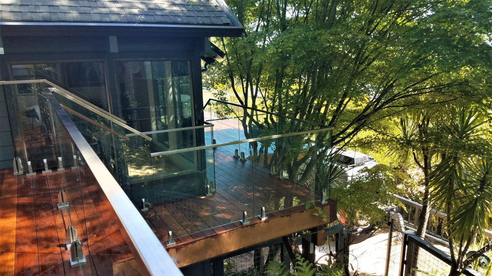 Foto de terraza moderna extra grande con barandilla de vidrio