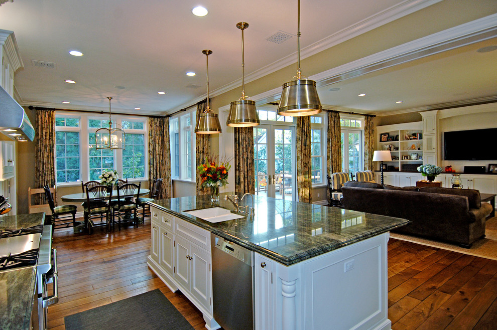 Example of a classic kitchen design in Los Angeles
