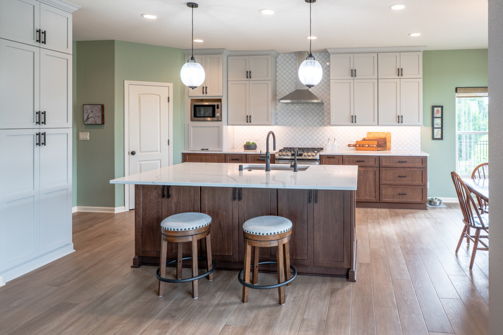 Kitchen - transitional kitchen idea in Milwaukee