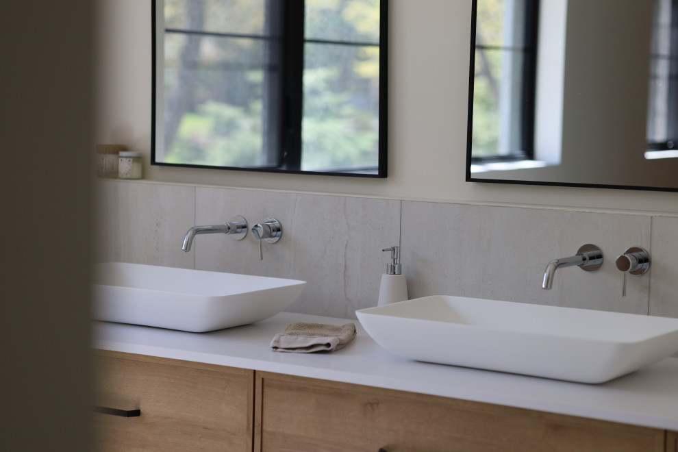 Réalisation d'une salle de bain de taille moyenne avec un plan de toilette blanc, meuble double vasque et meuble-lavabo encastré.