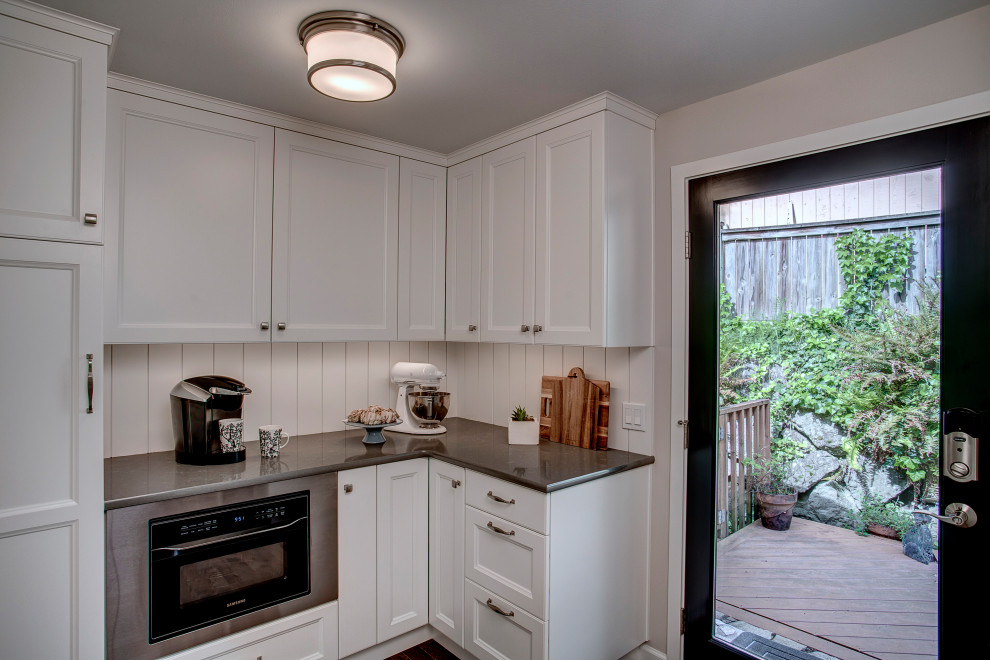 Example of a transitional home design design in Seattle