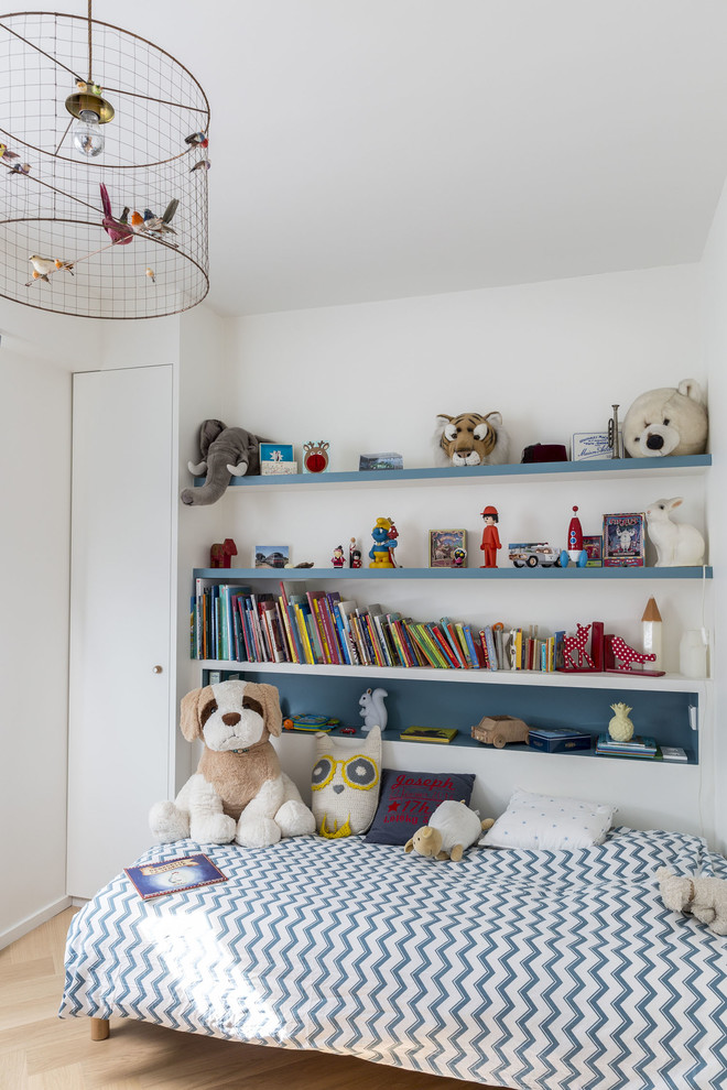 Idées déco pour une chambre d'enfant de 1 à 3 ans contemporaine de taille moyenne avec un mur blanc et parquet clair.