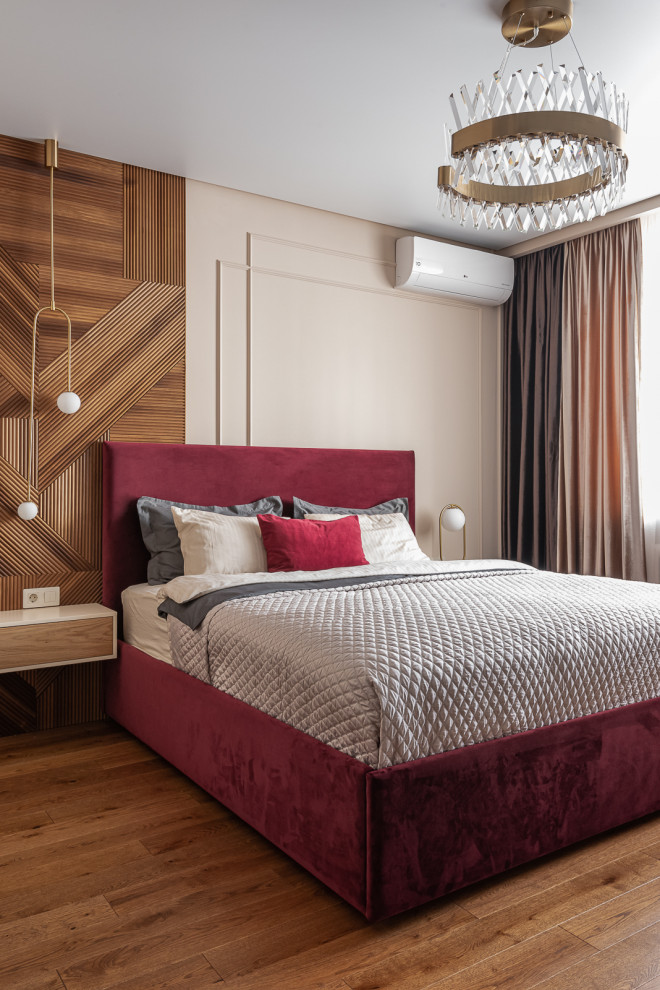 Идея дизайна: хозяйская спальня среднего размера в современном стиле с бежевыми стенами, паркетным полом среднего тона, коричневым полом, деревянными стенами и акцентной стеной