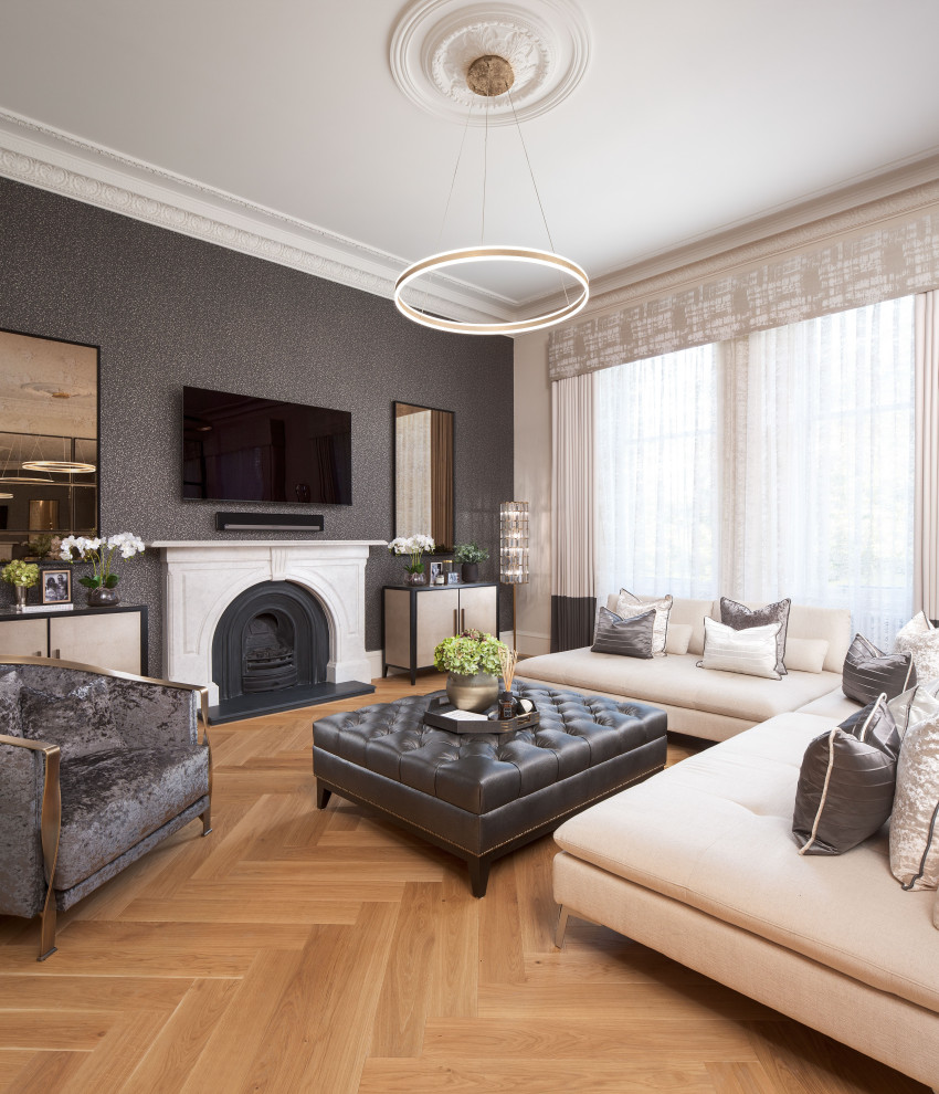 Идея дизайна: гостиная комната в современном стиле с стандартным камином, фасадом камина из камня, коричневым полом, обоями на стенах и красивыми шторами