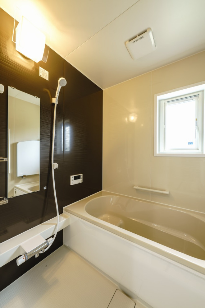 На фото: ванная комната среднего размера со стиральной машиной в стиле модернизм с белыми фасадами, светлым паркетным полом, бежевым полом, тумбой под одну раковину, потолком с обоями и обоями на стенах