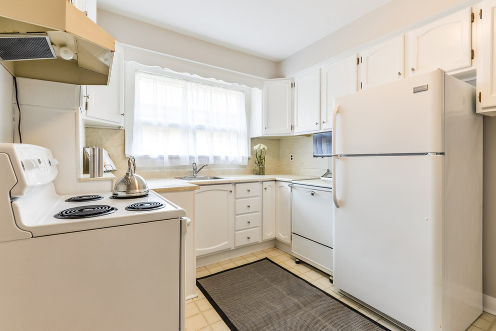 Example of a transitional kitchen design in Toronto