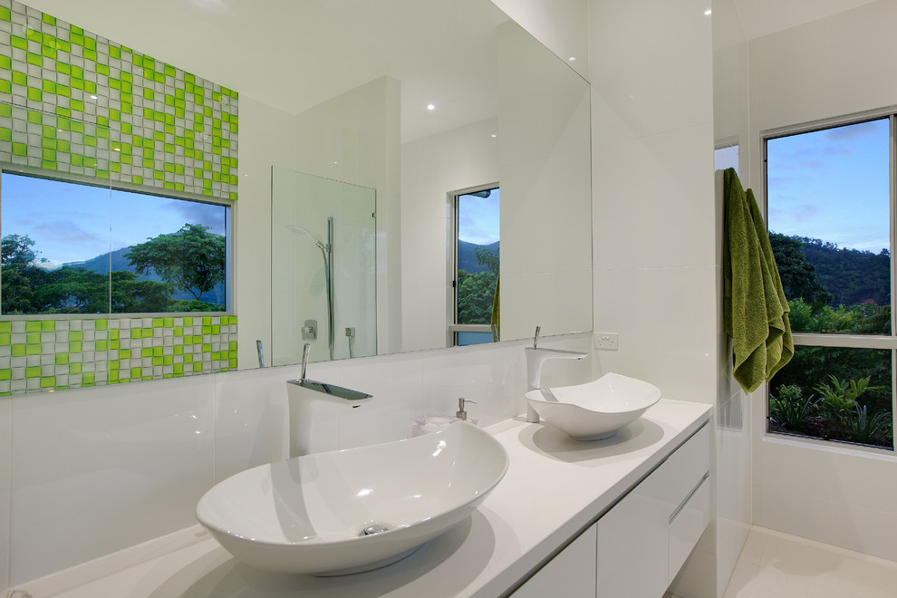 Inspiration for a contemporary bathroom in Cairns.