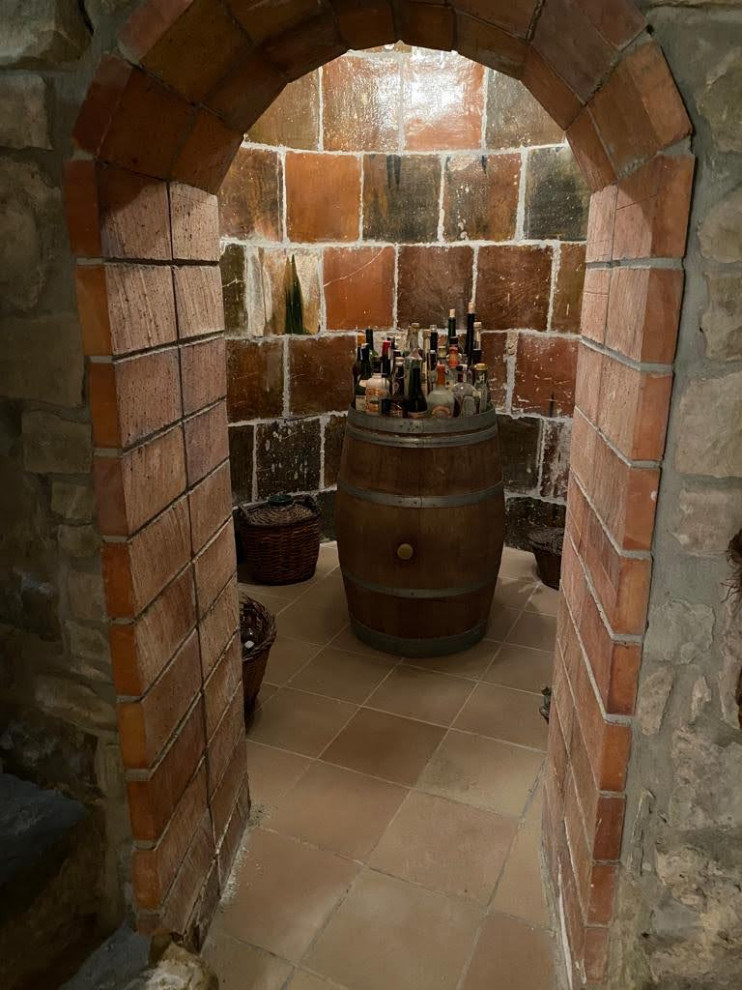 Idéer för stora rustika vinkällare, med vinhyllor och brunt golv