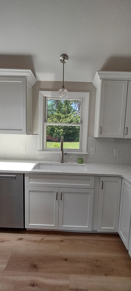 Kitchen & Dining Area Banquett Seated Island Soloution with a splash of color.