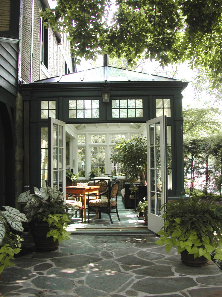 Foto di una grande veranda design con pavimento con piastrelle in ceramica, lucernario e pavimento multicolore