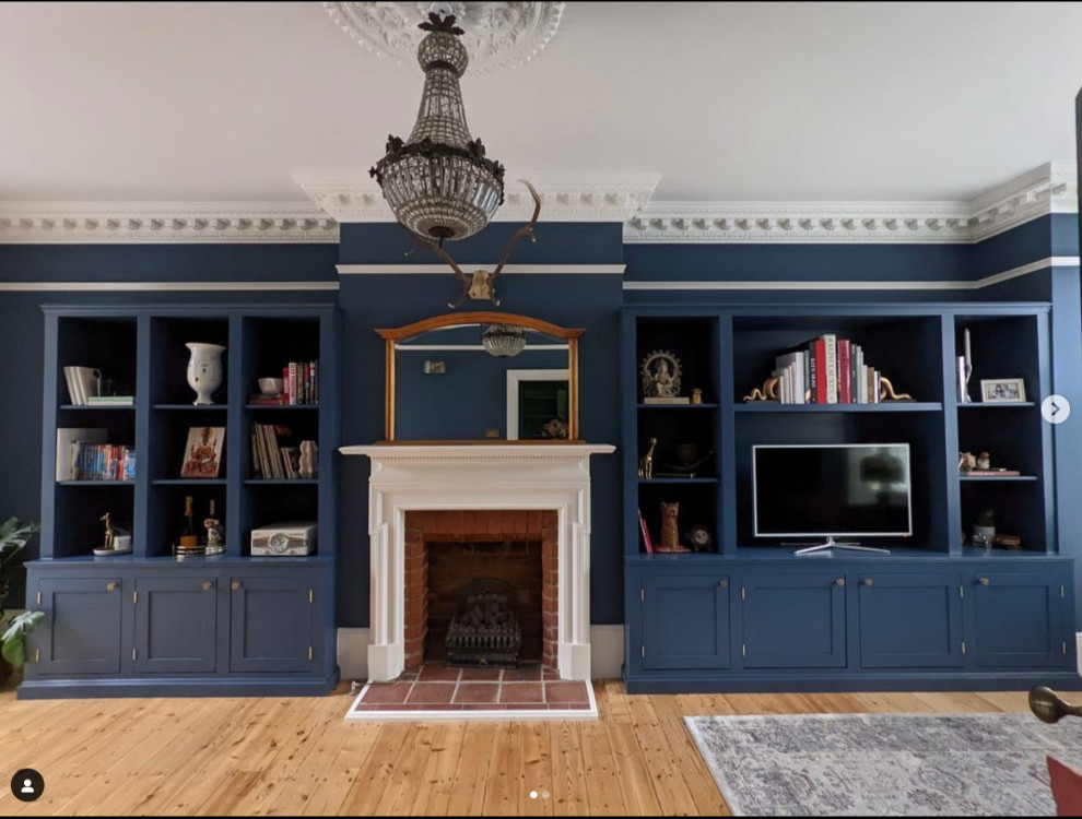 Modelo de salón clásico grande con paredes azules y pared multimedia