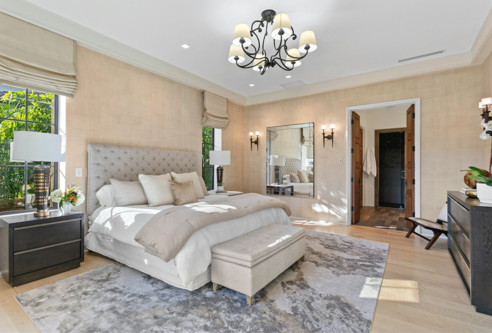 На фото: хозяйская спальня среднего размера в стиле рустика с бежевыми стенами и светлым паркетным полом без камина
