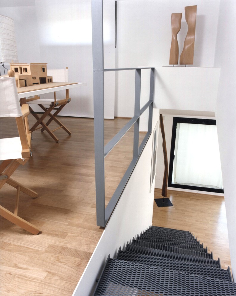 Esempio di un'ampia stanza da lavoro minimalista con pareti bianche, pavimento in legno massello medio e scrivania autoportante