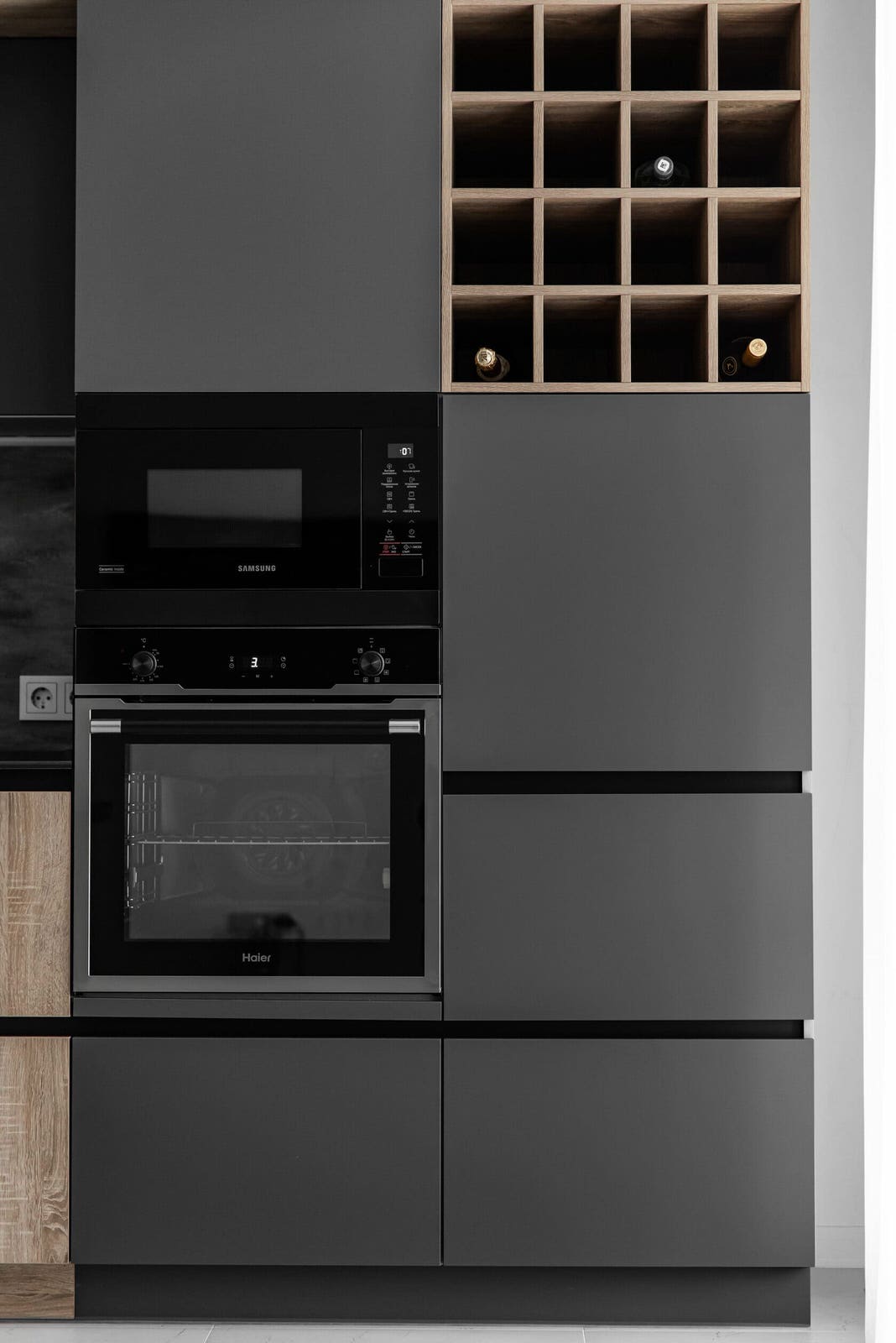 Большая угловая кухня в цвете графит с тонкой столешницей из компакт-плиты