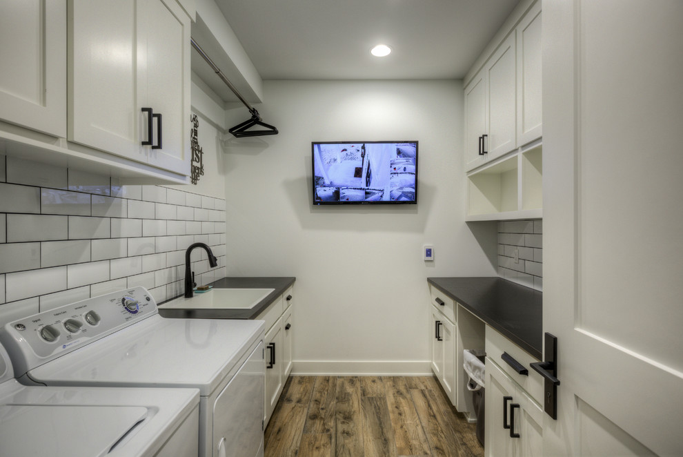 This is an example of a country laundry room in Omaha.